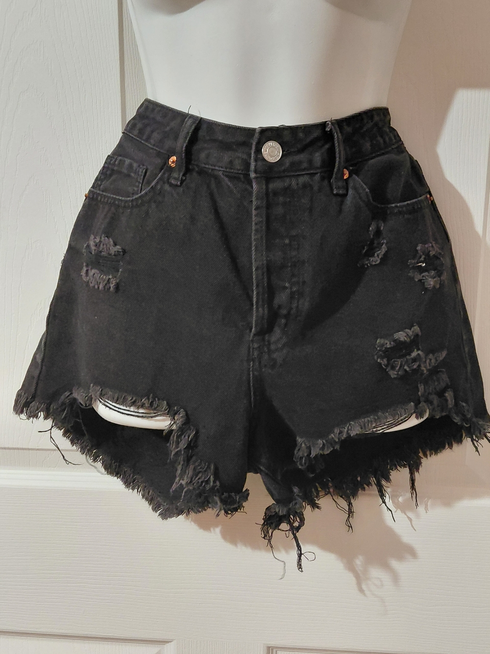 S O.N.G. Timeless Black Distressed High Waisted Denim Shorts Frayed Hem SZ 7/28